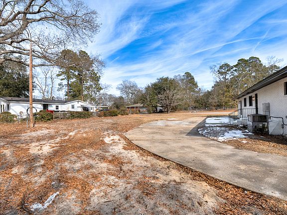 4th image of 301 Stark St