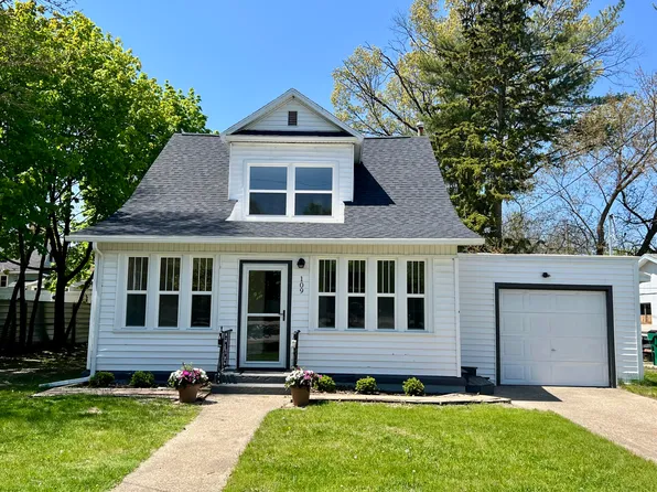 109 S Lake Ave, Spring Lake, MI 49456