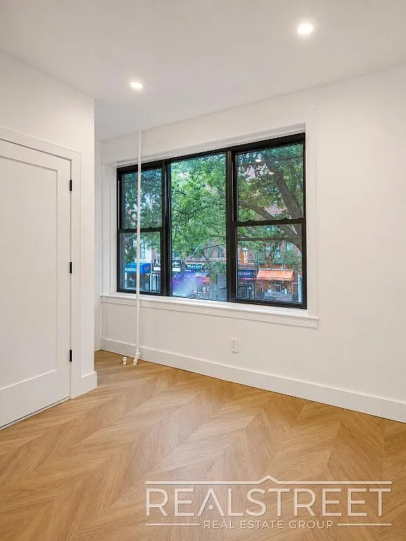 25-66 Steinway Street — Photo 2