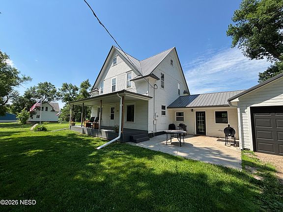 3rd image of 831 Alice St S