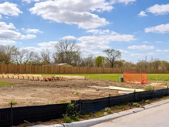 5th image of 11706 Watermelon St