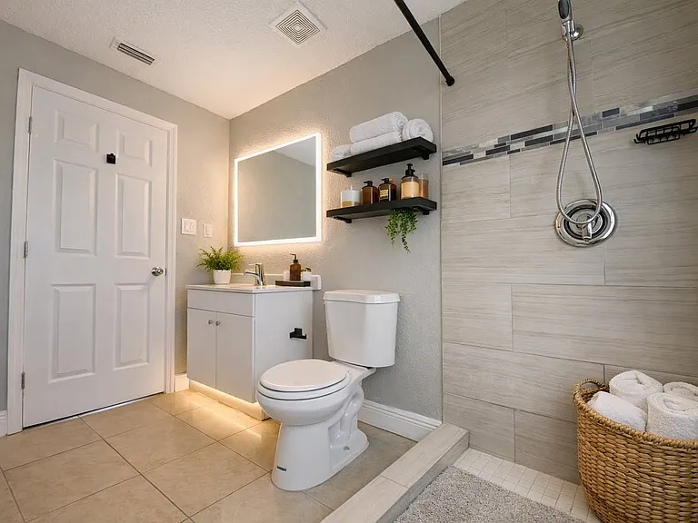 7308 Alvina St — Photo 10