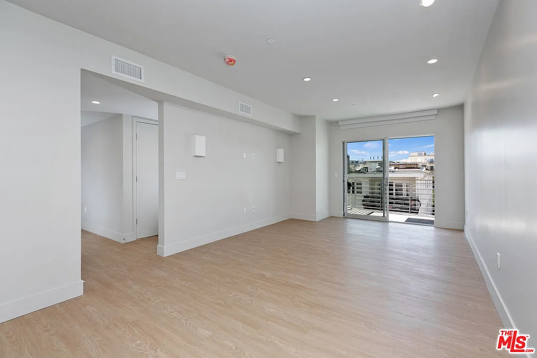 3 bed, 3.0 bath, 1588 sqft, $6,595 — Photo 4