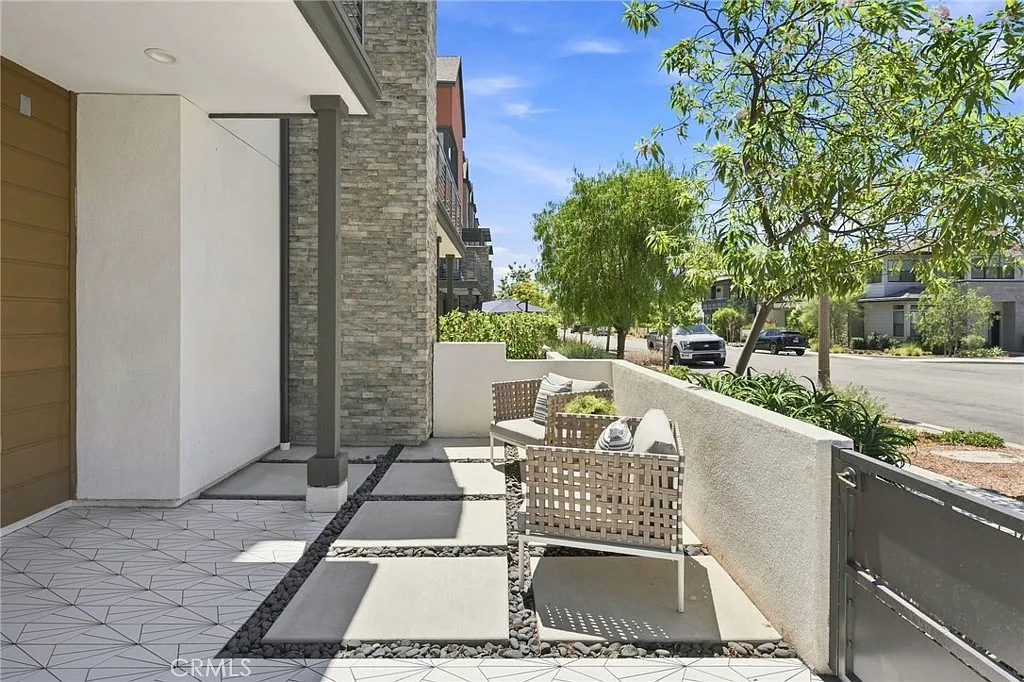 2 bed, 2.5 bath, 1576 sqft, $4,295 — Photo 2