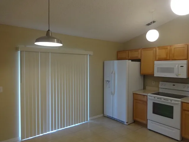2056 Redwood Cir NE — Photo 4