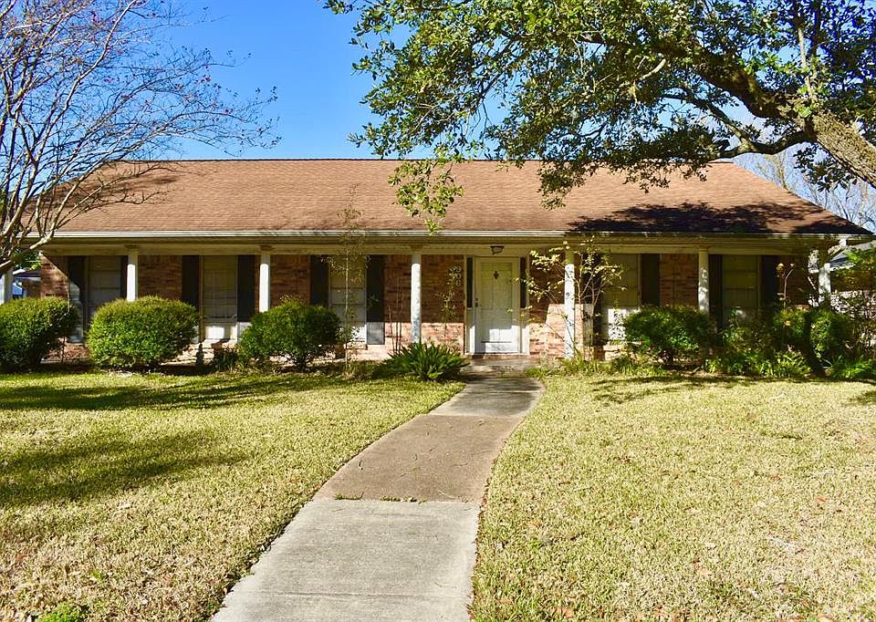 1st image of 906 Rosewood Dr #A