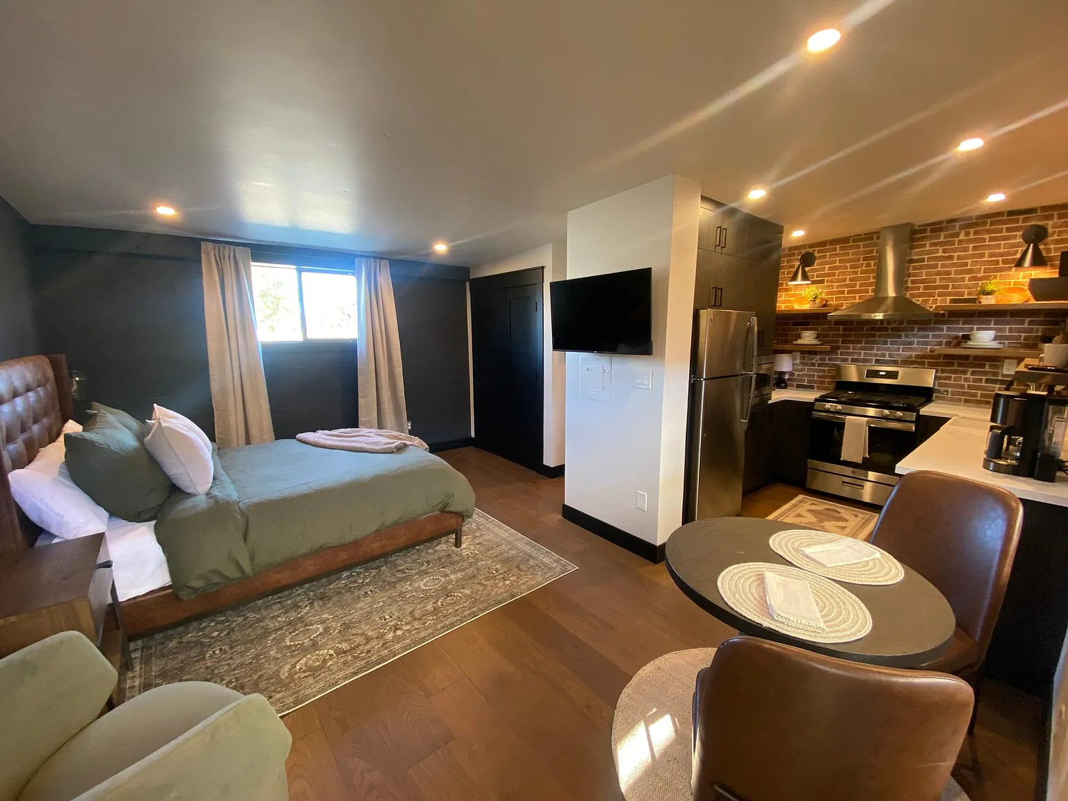 Studio, 350 sqft, $1,500 — Photo 1