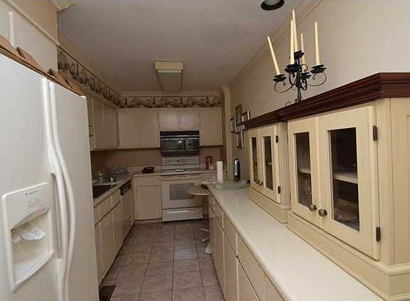 5th image of 1657 Country Club Dr APT 2