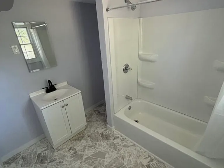 528 W Oak St — Photo 5