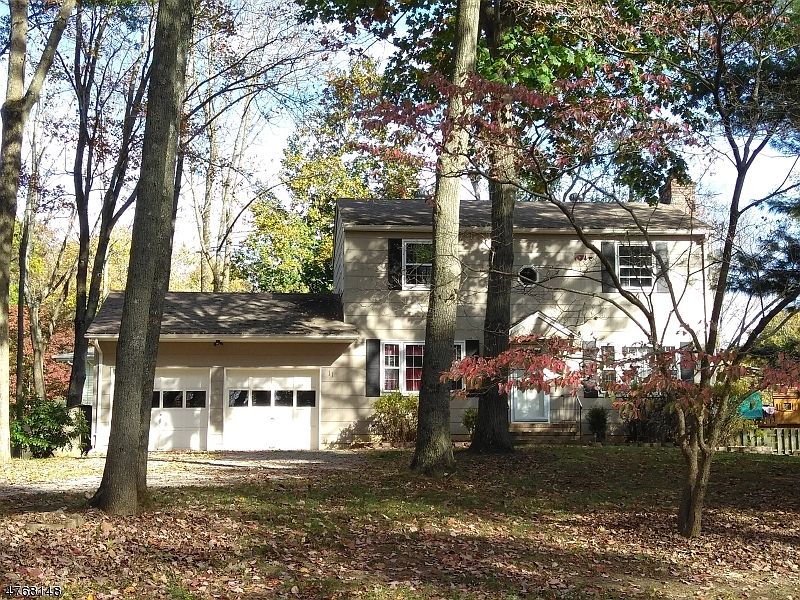 1st image of 11 Woodglen Dr