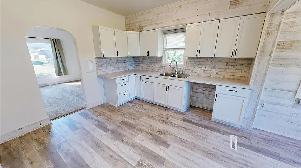 3 bed, 1.0 bath, 2032 sqft, $1,350 — Photo 2