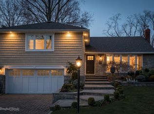 147 Robby Ln, New Hyde Park, NY 11040