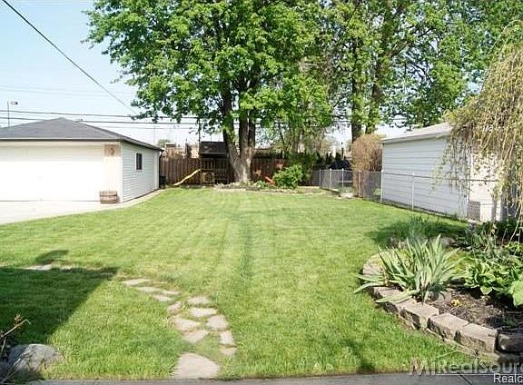4th image of 23836 Grove St