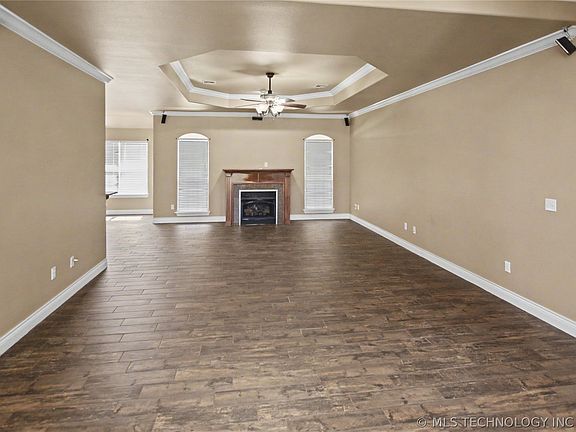2nd image of 3885 Lexington Ave