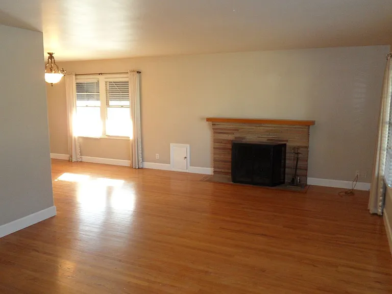445 N Pine St — Photo 5