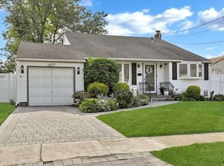 23 Victoria Rd, North Babylon, NY 11703