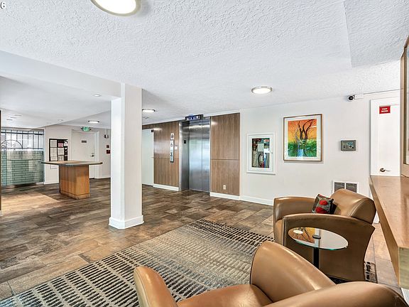 5th image of 2211 SW Park Pl Unit 204