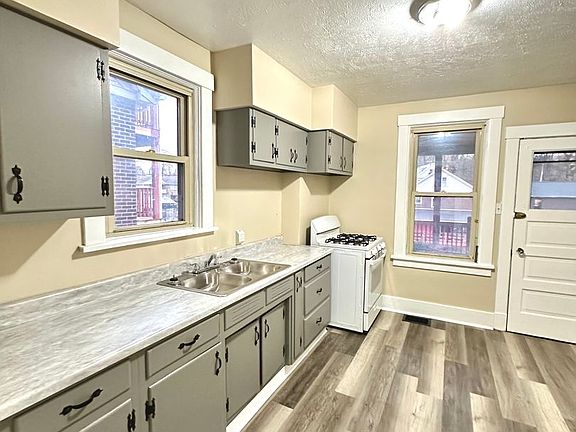 2nd image of 636 Hazelwood Ave APT 1