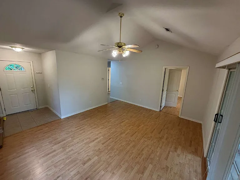 111 E Rock St — Photo 6