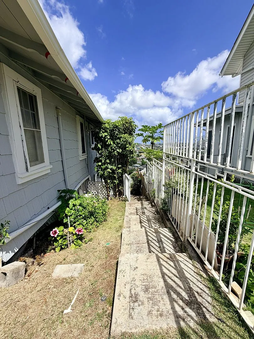 Upgraded Historical Residence with Panoramic Diamond Head View (Utilities Included) — Photo 3