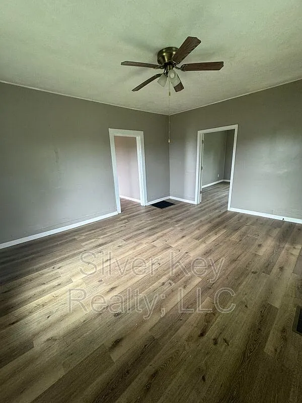 3 bed, 1.0 bath, 1000 sqft, $1,295 — Photo 4