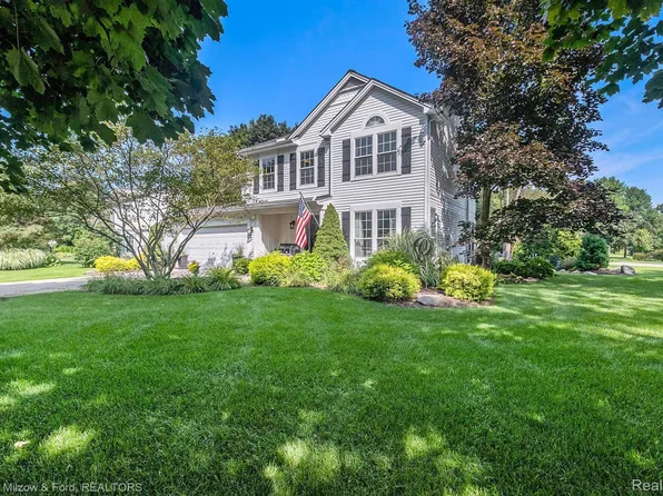 6034 Campfire Cir, Clarkston, MI 48346