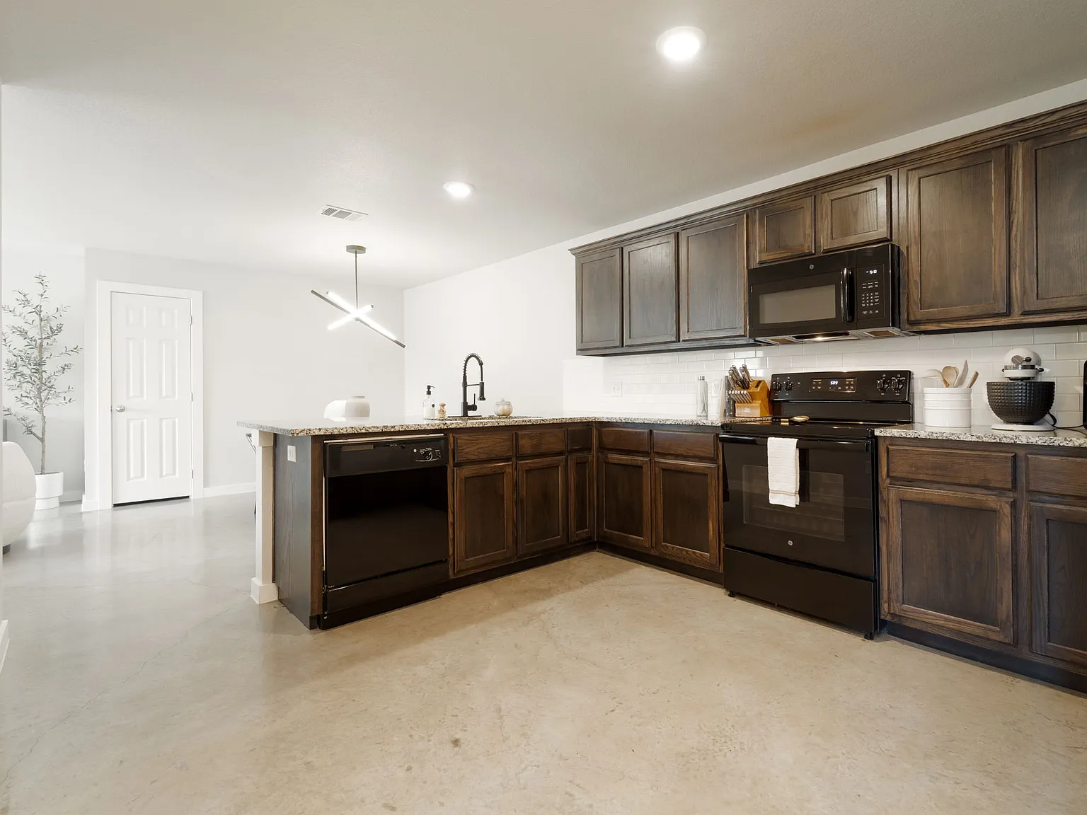 3 bed, 1375 sqft, $1,575 — Photo 3