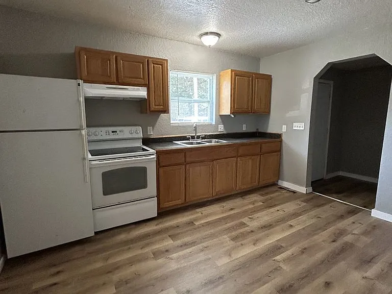 205 E Kansas St — Photo 3
