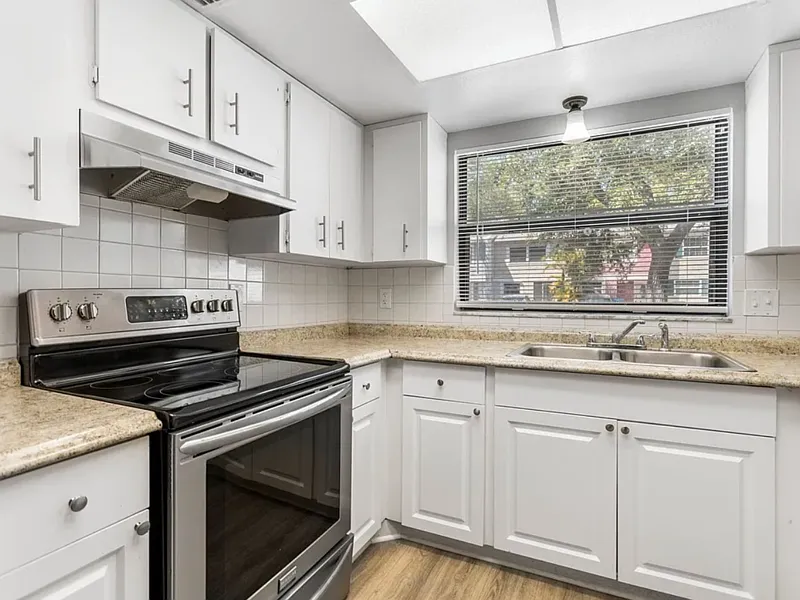 2 bed, 1.5 bath, 1048 sqft, $1,795 — Photo 4