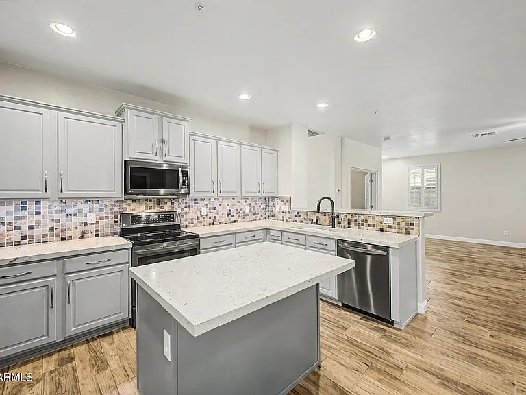 7103 W Lone Tree Trl — Photo 2
