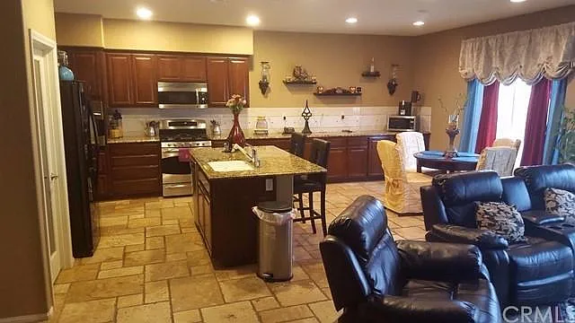 Kitchen with Granite Counter top, Dinning Nook and Family Room