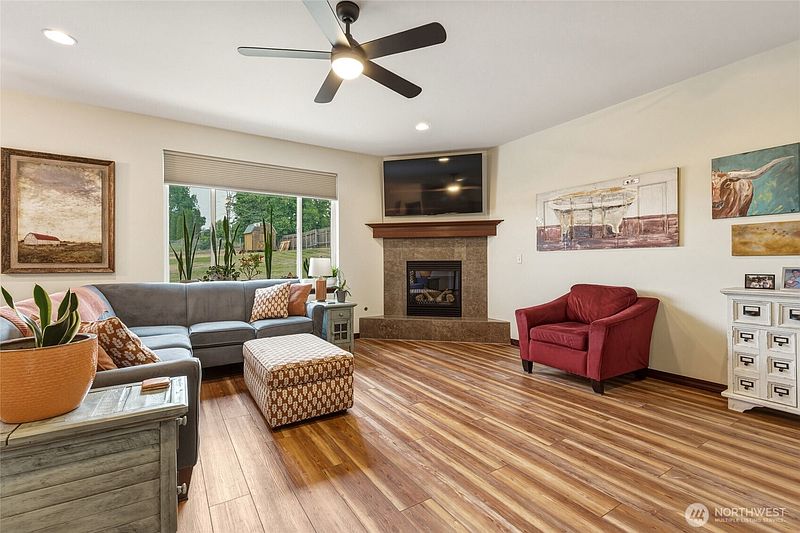 3rd image of 119 Chapelwood Avenue