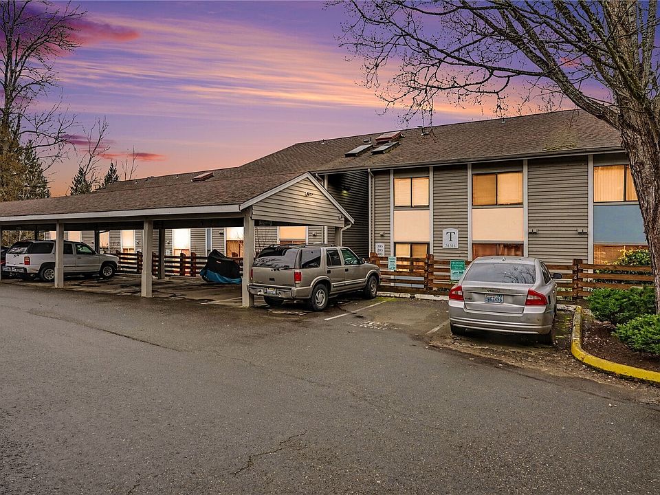 Conveniently located condo situated on Lea Hill is waiting for you to call this home!>