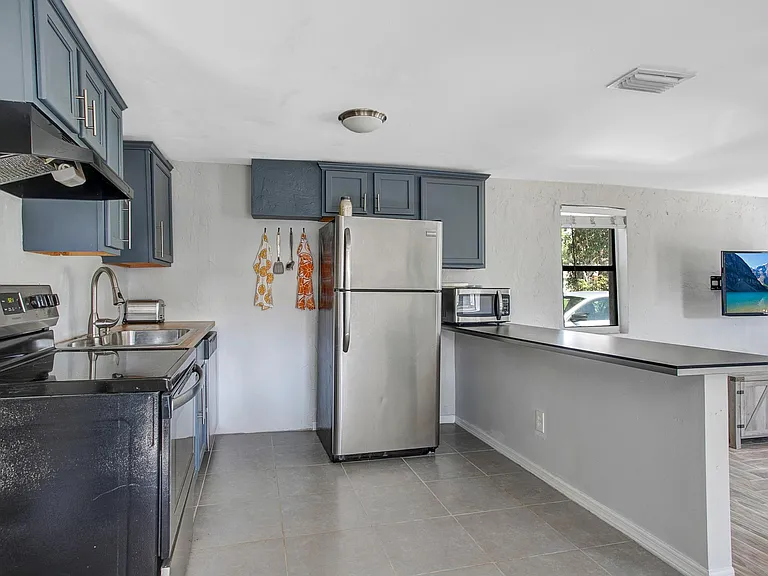 1010 W Grace St — Photo 8