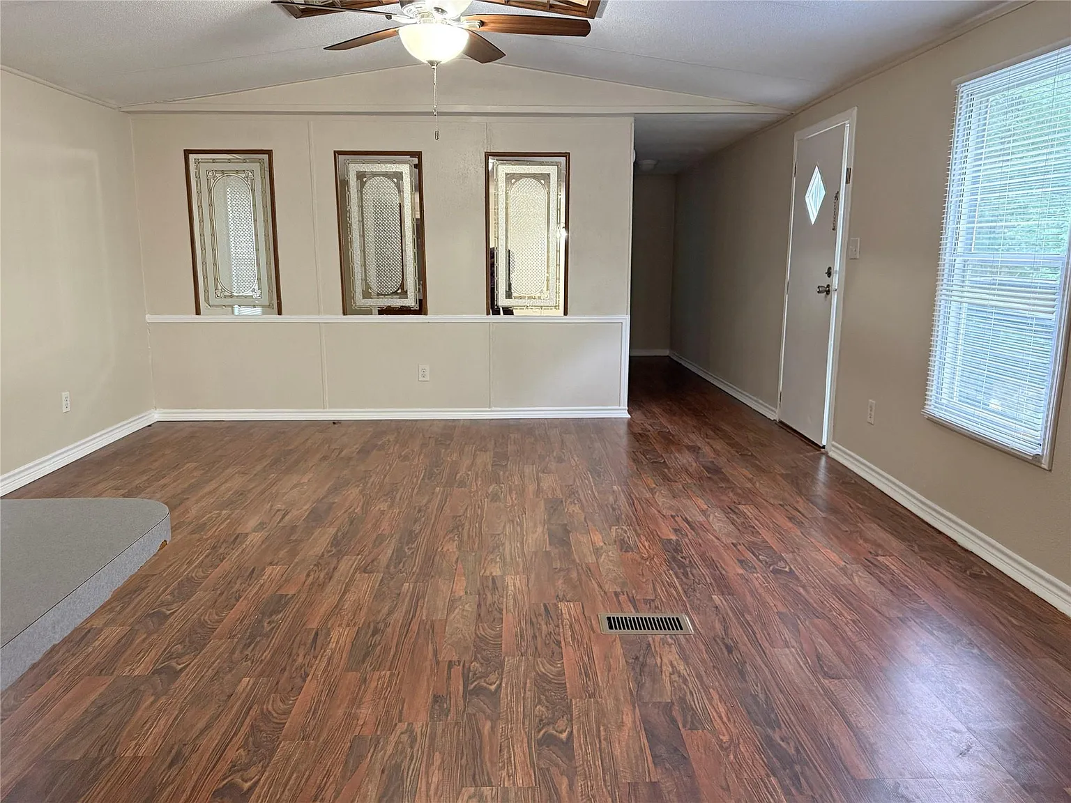 3 bed, 2.0 bath, 1280 sqft, $995 — Photo 2
