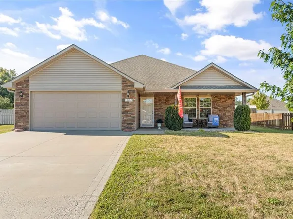 1615 NW Creekland Dr, Grain Valley, MO 64029