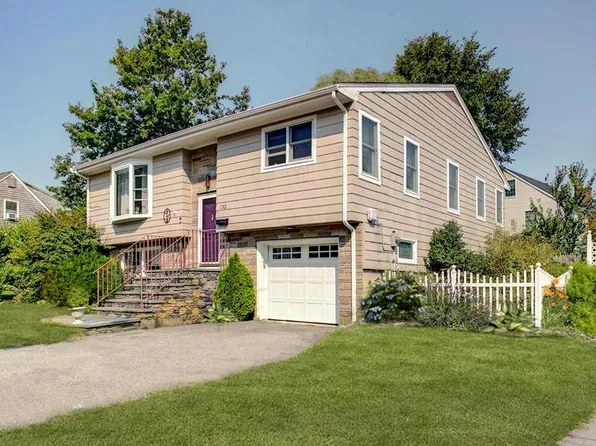 132 Ruggles Ave, Newport, RI 02840