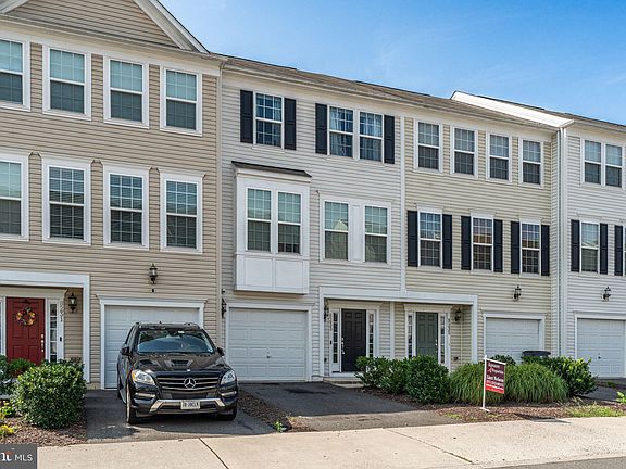 3rd image of 8233 Heritage Crossing Ct