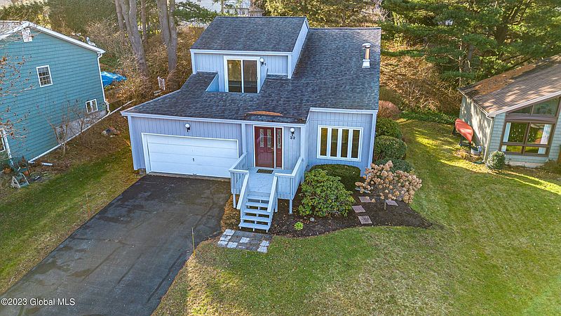 2nd image of 32 Berkshire Boulevard