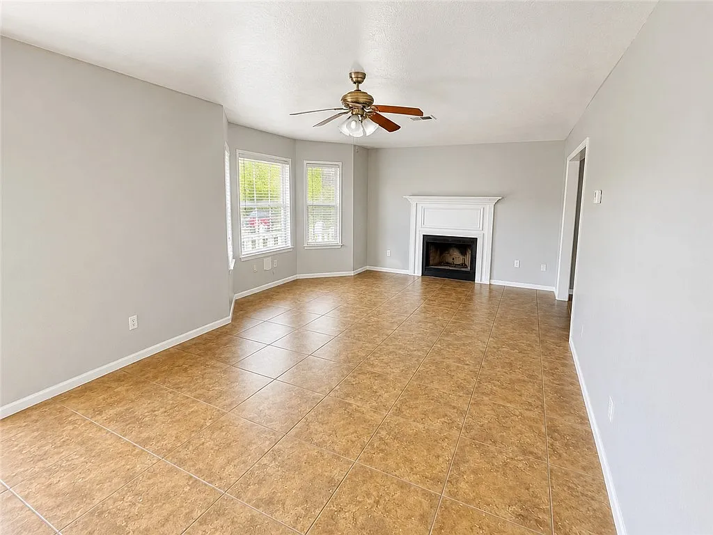 4 bed, 2.5 bath, 1864 sqft, $2,000 — Photo 2