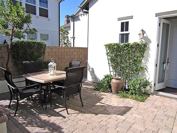 Backyard dinning/entertaining space