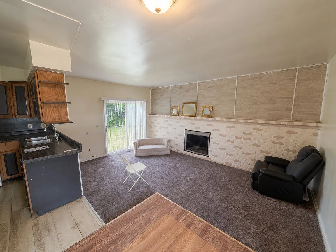 3 bed, 1200 sqft, $1,200 — Photo 2