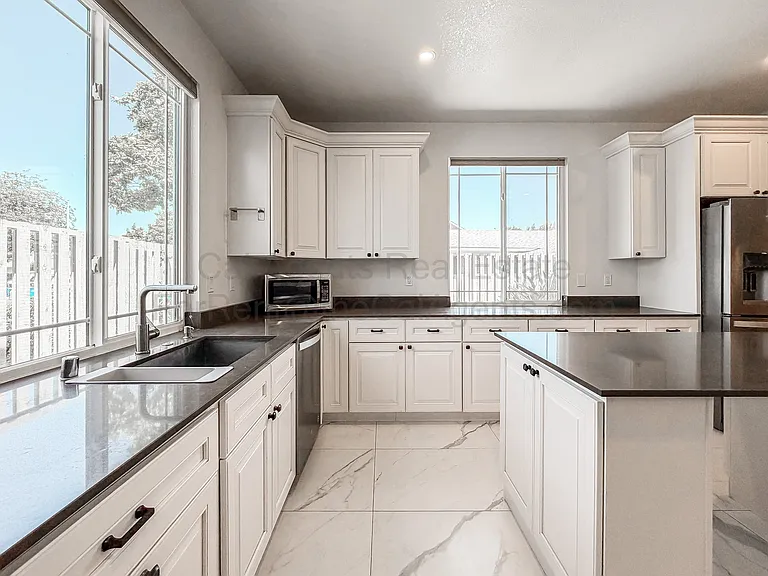 4207 Queen Anne Dr — Photo 2