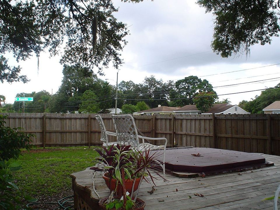 Deck & Jacuzzi
