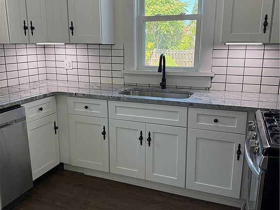 4th image of 216 E Main St