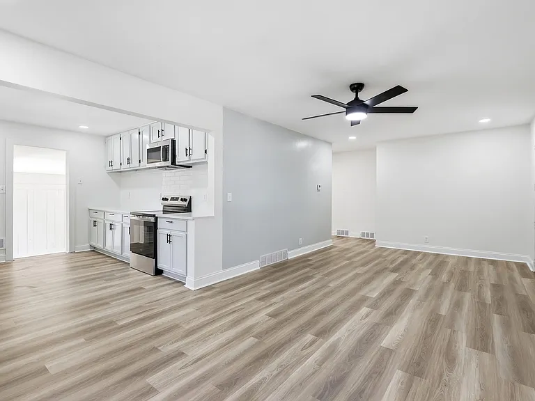 825 N Crysler Ave — Photo 2