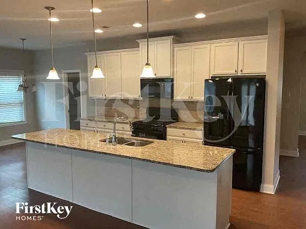 6 bed, 3.5 bath, 3397 sqft, $3,340 — Photo 4