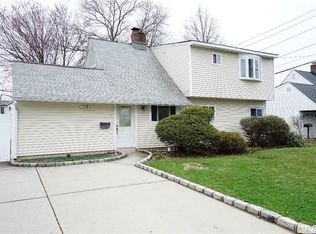 19 Kingfisher Rd, Levittown, NY 11756