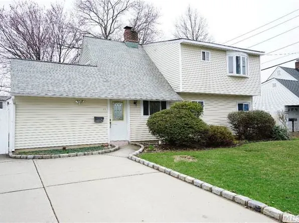 19 Kingfisher Rd, Levittown, NY 11756