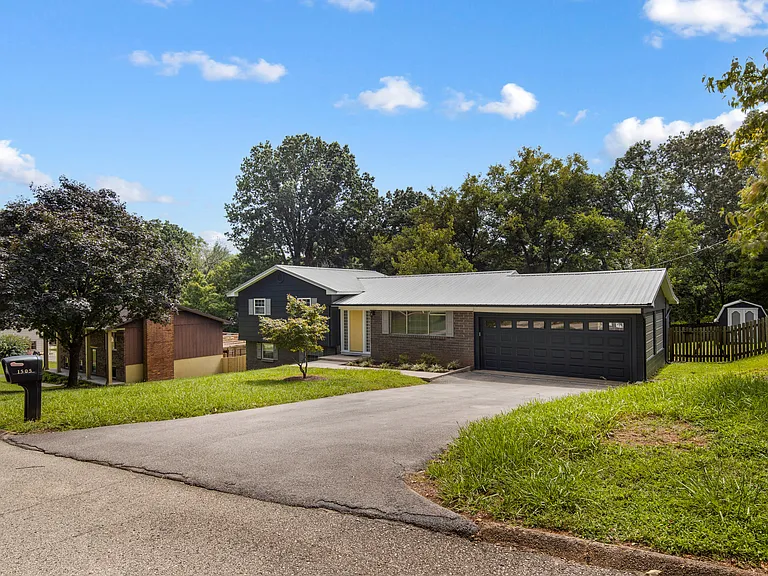 1505 Aldenwood Ln — Photo 2